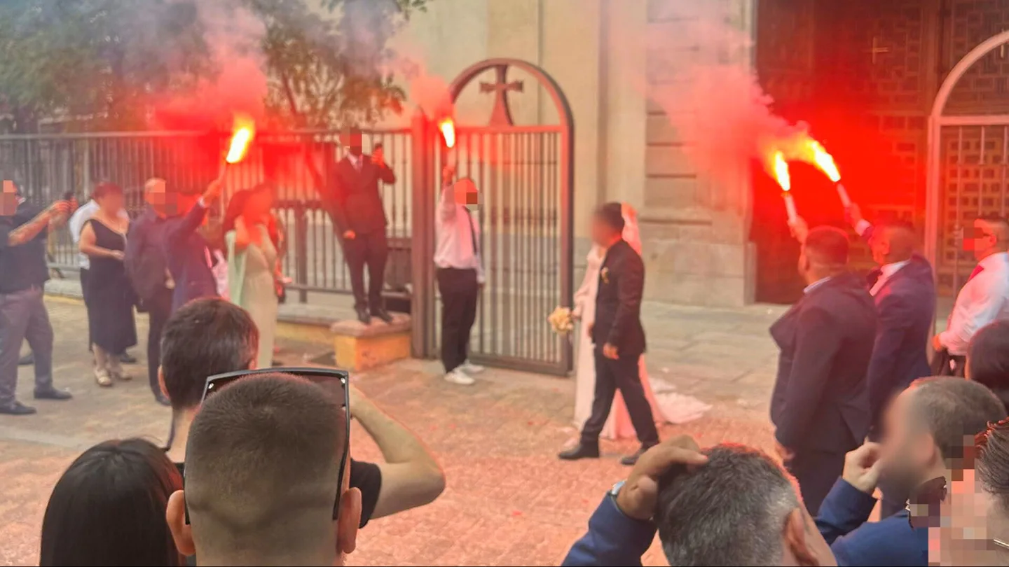 De la iglesia al calabozo: la boda del líder neonazi 'El Ratilla' termina con él y a su banda detenidos tras su boda en Madrid De la iglesia al calabozo: la boda del líder neonazi 'El Ratilla' termina con él y a su banda detenidos tras su boda en Madrid