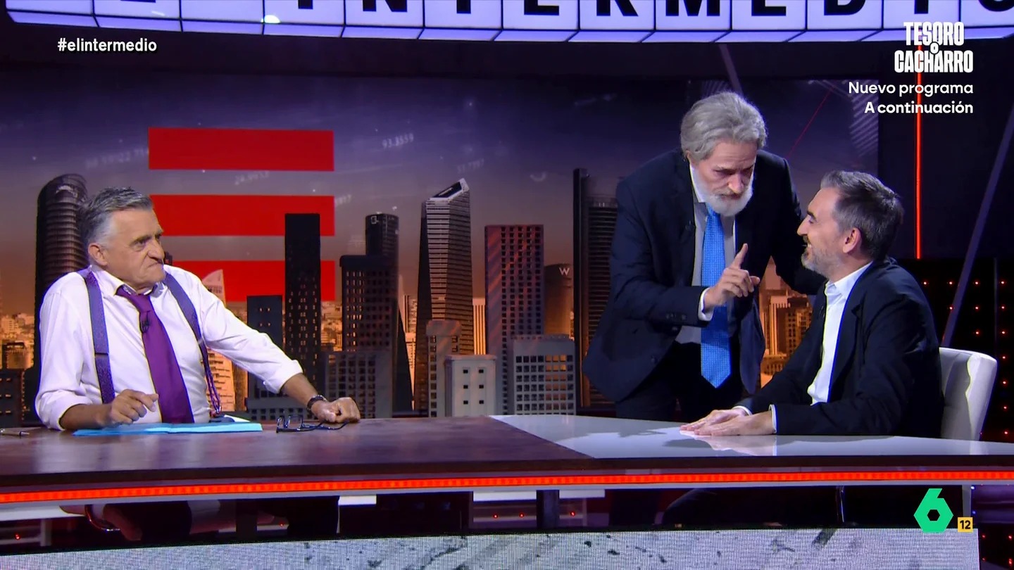 'Miguel Ángel Rodríguez' 'amenaza' a Ignacio Escolar en El Intermedio: "Te voy a triturar...en la Thermomix" "A partir de mañana te van a llamar 'Gazpacho' Escolar", afirma la versión de Miguel Ángel Rodríguez imitada por Raúl Pérez, que en este vídeo irrumpe en medio de la entrevista con Ignacio Escolar.