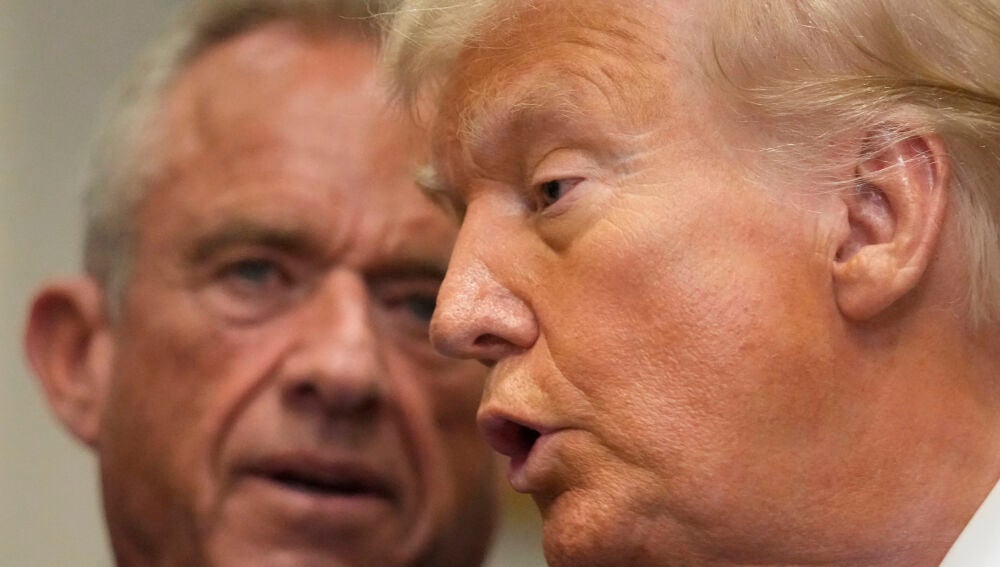 El presidente de Estados Unidos, Donald Trump, con su secretario de Salud, Robert F. Kennedy Jr.