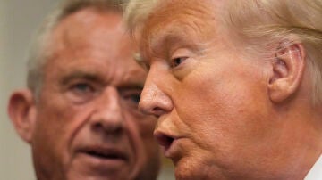 El presidente de Estados Unidos, Donald Trump, con su secretario de Salud, Robert F. Kennedy Jr.
