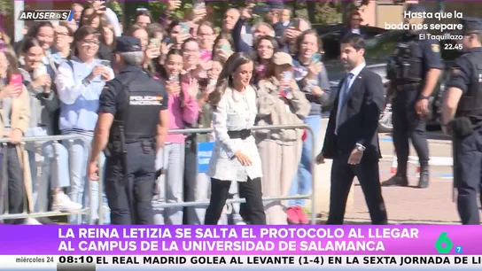 La reina Letizia se salta el protocolo al saludar a los ciudadanos antes que a las autoridades en la Universidad de Salamanca La reina Letizia se salta el protocolo al saludar a los ciudadanos antes que a las autoridades en la Universidad de Salamanca
