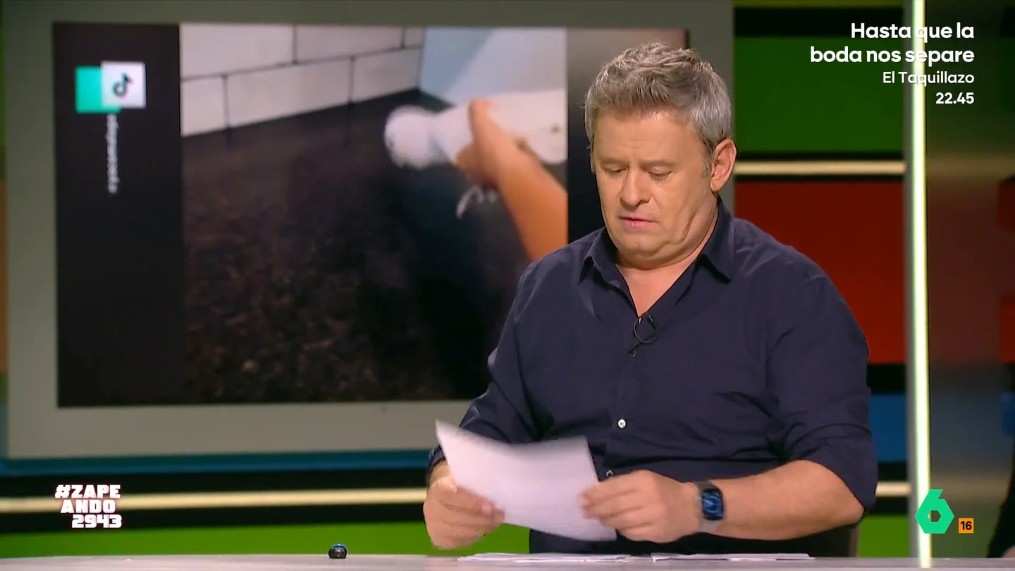 El 'corte' de Miki Nadal a Dani Mateo: "¿Crees necesario parar el programa para esta mierda?" El presentador de Zapeando ha pedido al zapeador que imite un sonido de spray, emulando un vídeo que se ha hecho viral en redes sociales de un loro haciendo ese ruido.