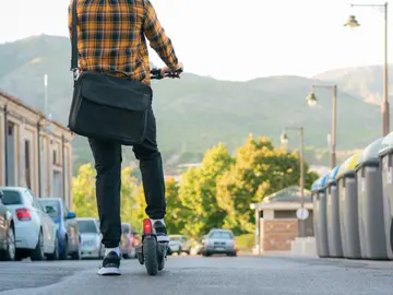 Hombre en patinete eléctrico Hombre en patinete eléctrico
