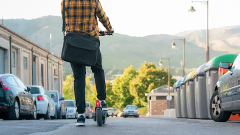 Hombre en patinete eléctrico Hombre en patinete eléctrico