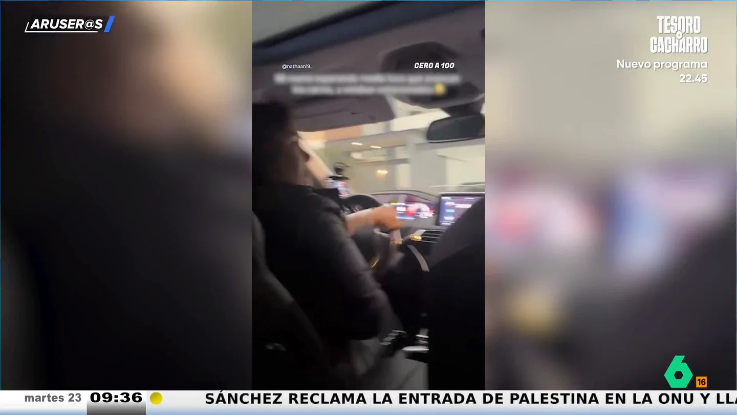 Una hija estalla de la risa tras ver a su madre parada detrás de un coche pensando que es un atasco Una hija estalla de la risa tras ver a su madre parada detrás de un coche pensando que es un atasco