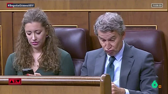 El momento en el que Feijóo recibe la noticia sobre la propuesta de procesamiento de Begoña Gómez en plena sesión de control El momento en el que Feijóo recibe la noticia sobre la propuesta de procesamiento de Begoña Gómez en plena sesión de control