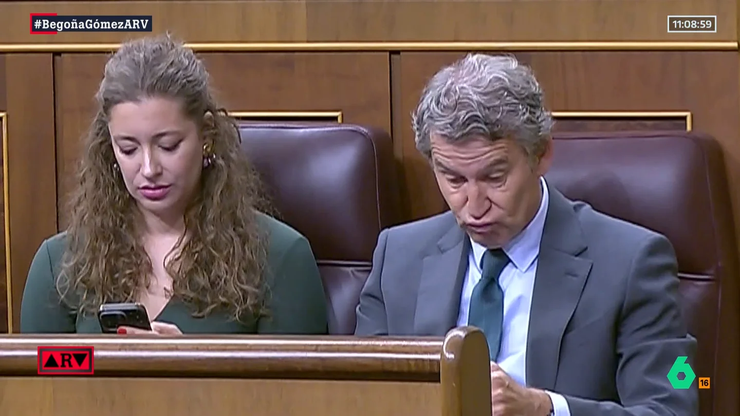 El momento en el que Feijóo recibe la noticia sobre la propuesta de procesamiento de Begoña Gómez en plena sesión de control El momento en el que Feijóo recibe la noticia sobre la propuesta de procesamiento de Begoña Gómez en plena sesión de control
