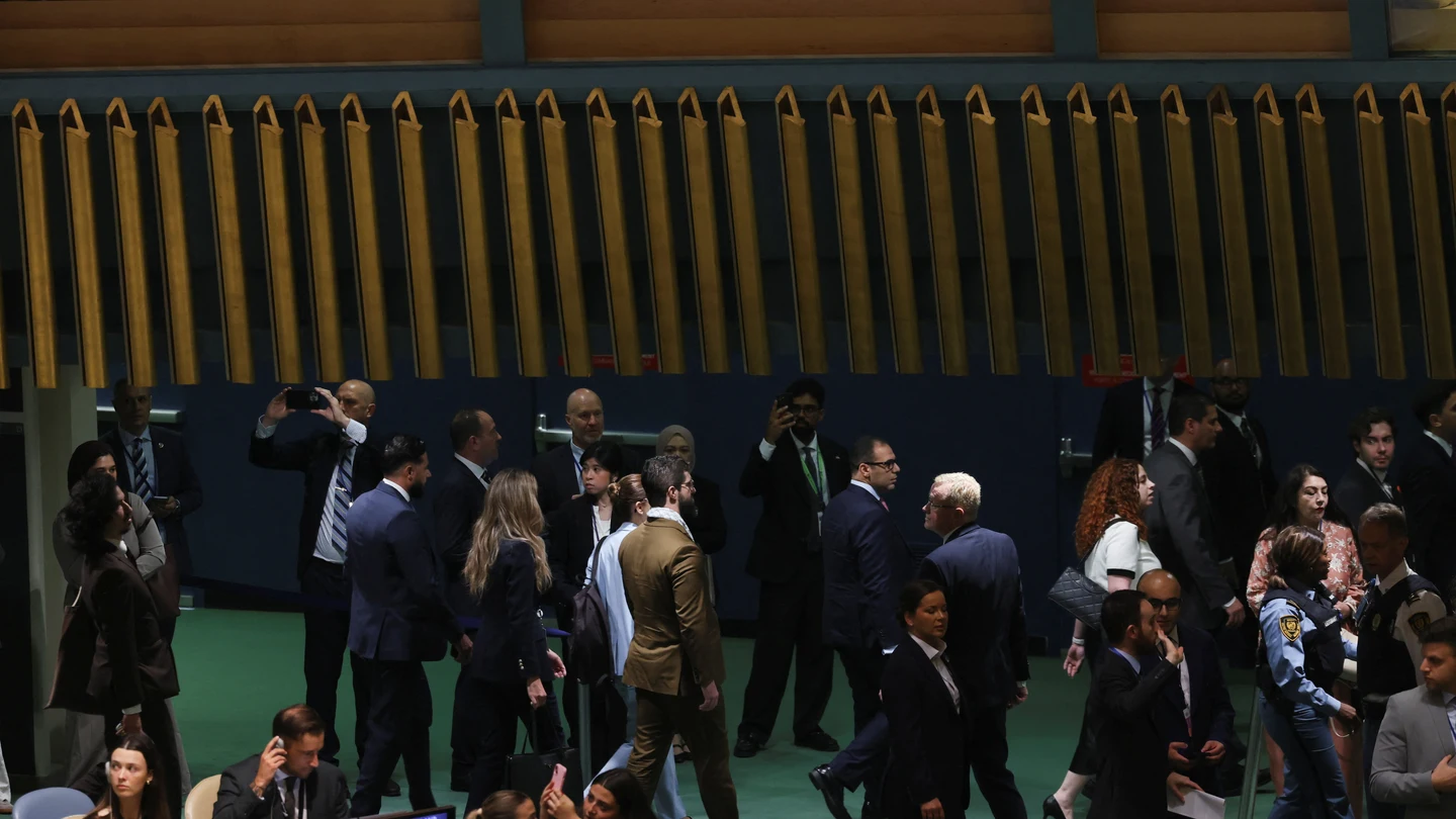 Delegaciones se retiran mientras Netanyahu se prepara para dirigirse a la Asamblea General de la ONU. Delegaciones se retiran mientras Netanyahu se prepara para dirigirse a la Asamblea General de la ONU.
