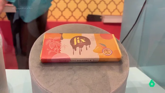 De Dubái al mundo: el exclusivo chocolate relleno de pistacho a 20 euros la tableta que ha desatado una fiebre global ¿Por qué es importante? Efectiva campaña de marketing mediante, el chocolate estilo Dubái relleno de pistacho se ha convertido en el dulce más viral del momento. Tras este fenómeno, una auténtica fiebre por este fruto seco que ya está transformando el paisaje agrario.