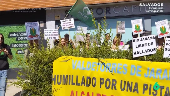 Los vecinos de Valdetorres del Jarama declaran la guerra a la fiebre del pistacho: "Quieren hacer una auténtica ratonera" "Si quiere una buena convivencia, tendría que empezar respetando a los que estábamos aquí antes que ellos", afirman los vecinos de Valdetorres del Jarama, en pie de guerra contra la que aspira a ser la mayor pistachera ecológica de Europa.