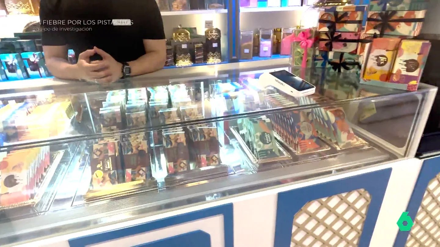 "No podéis grabar. Apagad la cámara": La reacción de un hombre que revende imitaciones de chocolate Dubai más caras que el original Equipo de Investigación viaja hasta Dubai para adentrarse en la fiebre del chocolate relleno de pistacho, uno de los más virales del mundo. Allí encuentra cómo en los mercados ya circula la reventa o las imitaciones, a veces más caras.