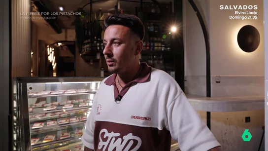 Cristian Jerez, el influencer que trajo el negocio del chocolate con pistacho de Dubai a España: "Fui rápido, uno de los primeros" Cristian Jerez, influencer con más de 150.000 seguidores, explica en este vídeo cómo vio el negocio de traer a España la receta del chocolate de Dubái relleno de pistacho. Hoy vende 200 tabletas diarias a 15 euros cada una.