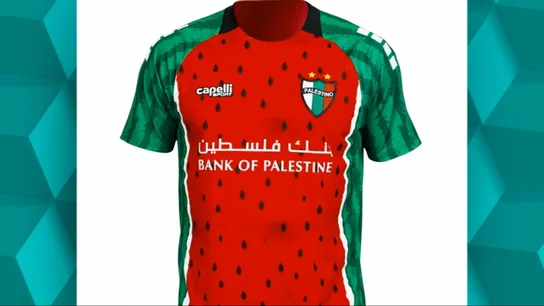 Ayuso y Almeida contra el apoyo al pueblo palestino en las aulas: amonestado un profesor de Madrid por llevar una camiseta de fútbol de Palestina Ayuso y Almeida contra el apoyo al pueblo palestino en las aulas: amonestado un profesor de Madrid por llevar una camiseta de fútbol de Palestina