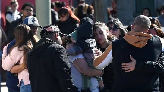 Familiares de las jóvenes asesinadas Brenda del Castillo y Morena Verdi se abrazan durante el funeral. Familiares de las jóvenes asesinadas Brenda del Castillo y Morena Verdi se abrazan durante el funeral.