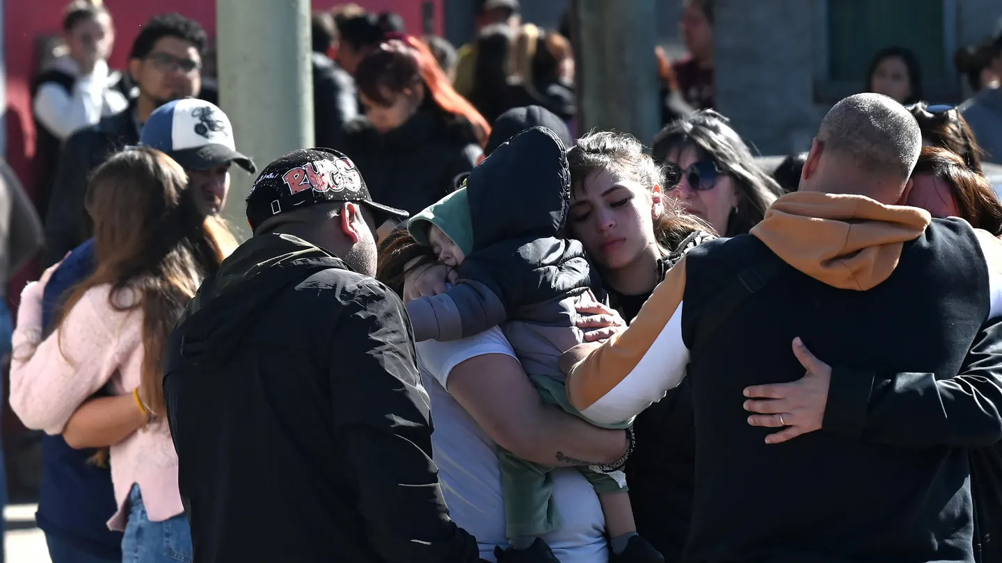 Familiares de las jóvenes asesinadas Brenda del Castillo y Morena Verdi se abrazan durante el funeral. Familiares de las jóvenes asesinadas Brenda del Castillo y Morena Verdi se abrazan durante el funeral.