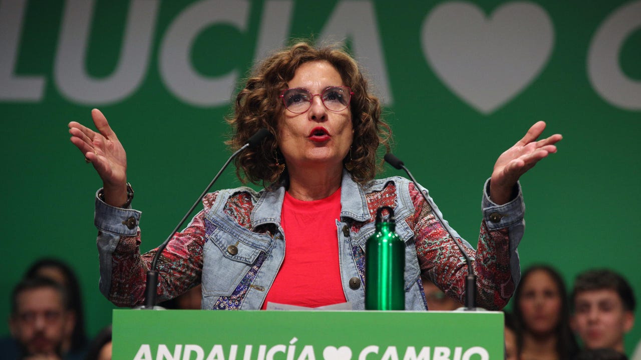 Montero estalla contra el 'Andalucía ens roba' de Junts: "No consentiremos que digan que esta tierra vive del subsidio"