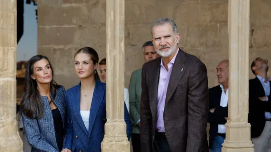 Los reyes Felipe y Letizia junto a la princesa Leonor visitan el Castillo de Olite. Los reyes Felipe y Letizia junto a la princesa Leonor visitan el Castillo de Olite.
