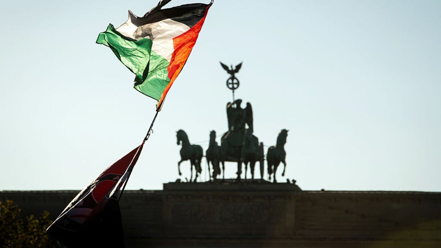 Una bandera palestina hondea ante la Puerta de Brandeburgo durante la manifestación propalestina en Berlín.