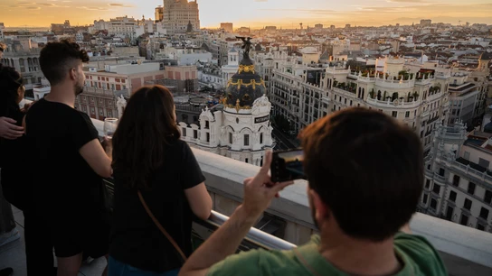 Varias personas tomando fotos de Madrid desde la azotea del Círculo de Bellas Artes Varias personas tomando fotos de Madrid desde la azotea del Círculo de Bellas Artes