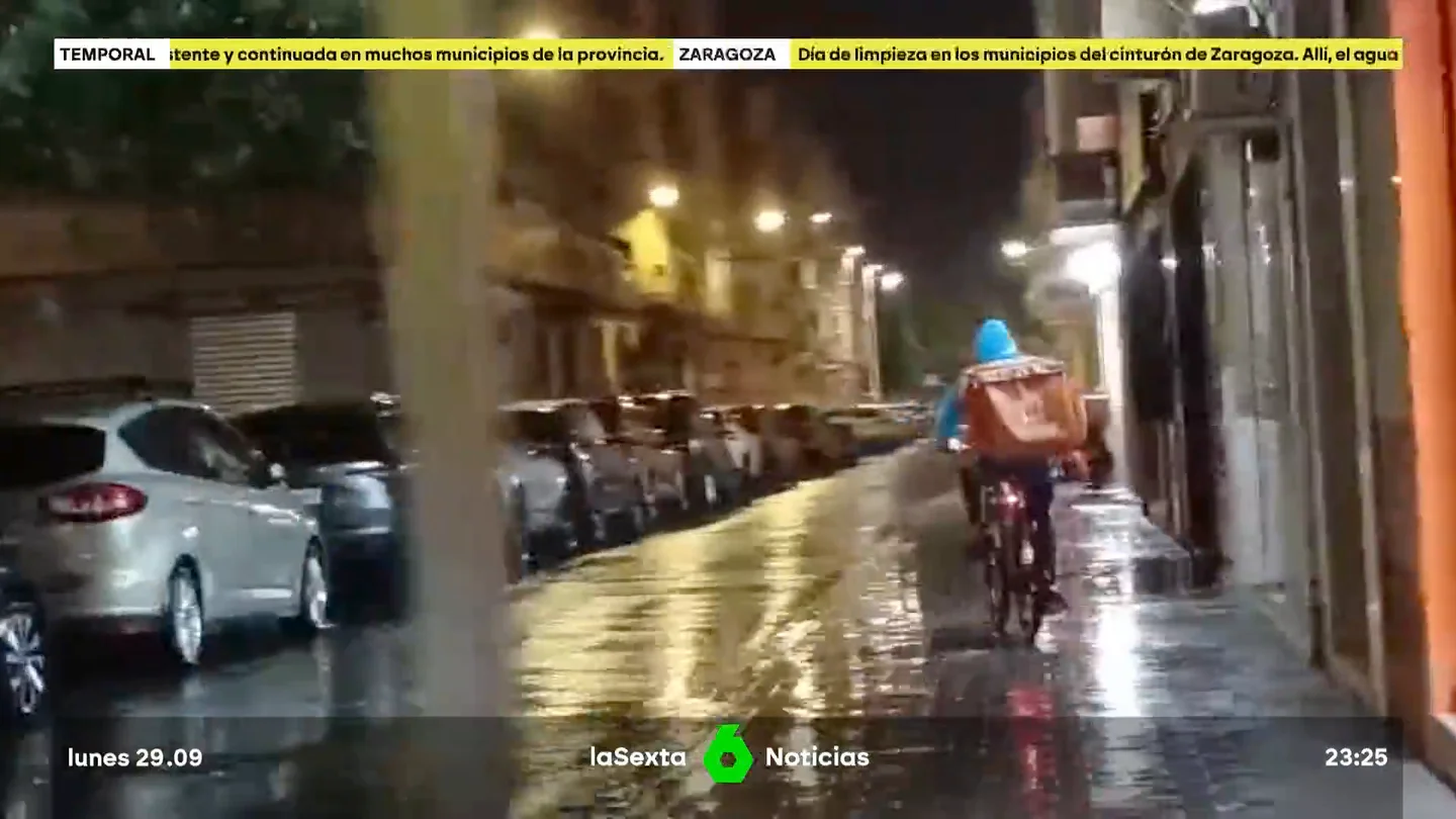 Repartidores en pleno temporal: laSexta graba a un repartidor de comida a domicilio en plena alerta roja Repartidores en pleno temporal: laSexta graba a un repartidor de comida a domicilio en plena alerta roja