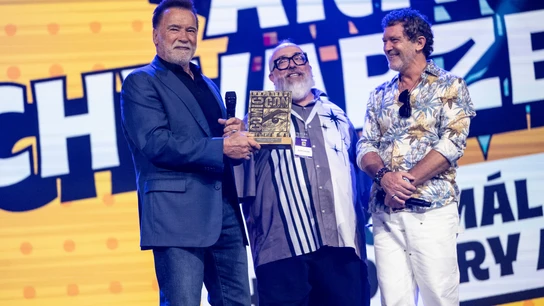 Banderas sorprende a Schwarzenegger con el premio de honor Banderas sorprende a Schwarzenegger con el premio de honor