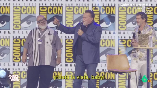 María Gómez, al ver el homenaje a Schwarzenegger en la Comic Con: "Ahora el único robot que podría interpretar es la roomba" Zapeando analiza en este vídeo uno de los grandes momentos de la San Diego Comic Con de Málaga: el homenaje de Antonio Banderas y Álex de la Iglesia a Arnold Schwarzenegger y su frase "hasta la vista, baby".