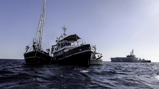La guardia costera griega protege a los barcos de la Global Sumud Flotilla en su salida desde Creta. La guardia costera griega protege a los barcos de la Global Sumud Flotilla en su salida desde Creta.