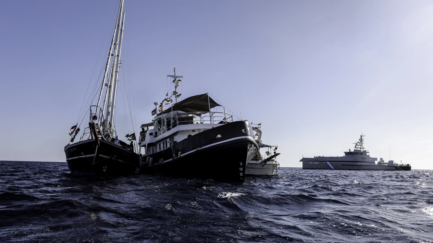 La guardia costera griega protege a los barcos de la Global Sumud Flotilla en su salida desde Creta. La guardia costera griega protege a los barcos de la Global Sumud Flotilla en su salida desde Creta.