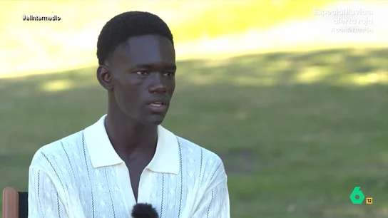 El modelo Cheik Kane recuerda su llegada a España en cayuco y sus días en el top manta: "La gente lo hace porque no tiene opción" "De la patera a la pasarela", así se podría resumir, según Andrea Ropero, los últimos años de Cheik Kane, un joven que llegó a España hace cuatro en un cayuco y ahora es modelo para firmas de lujo y portada de Vogue.