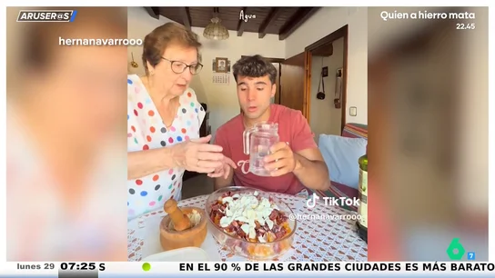 El vídeo de la receta casera para curar la resaca de un joven y su abuela: limón, naranja y embutido para hacer el limón serrano El vídeo de la receta casera para curar la resaca de un joven y su abuela: limón, naranja y embutido para hacer el limón serrano