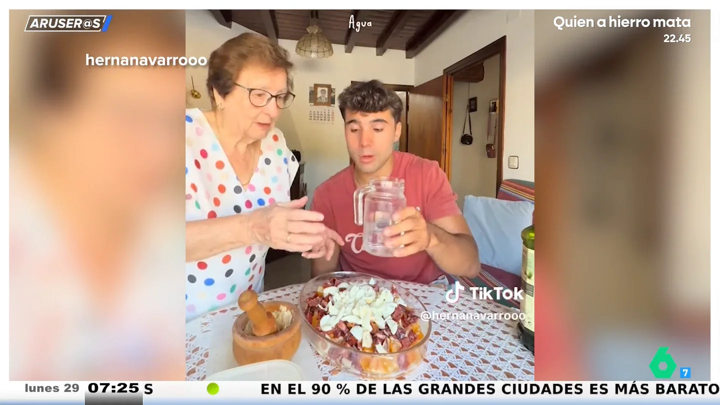 El vídeo de la receta casera para curar la resaca de un joven y su abuela: limón, naranja y embutido para hacer el limón serrano El vídeo de la receta casera para curar la resaca de un joven y su abuela: limón, naranja y embutido para hacer el limón serrano