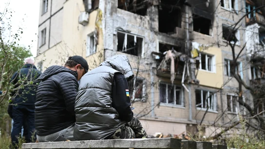 Dos chavales, sentados frente a un edificio alcanzado por el ataque masivo de Rusia en Kyiv (Ucrania) Dos chavales, sentados frente a un edificio alcanzado por el ataque masivo de Rusia en Kyiv (Ucrania)