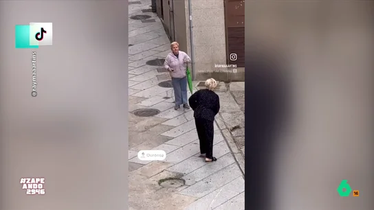 Dos vecinas se pelean en plena calle: "Parece una pelea entre bandas rivales: 'Yayas don't play' contra 'Mari trinitarias'" Un curioso vídeo ha conseguido hacerse viral. Está protagonizado por dos señoras que se pelean en plena calle en Ourense. Otro vecino escucha la pelea desde su casa y no duda en salir al balcón para grabar.