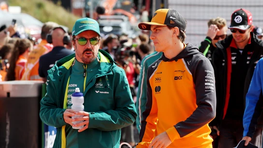 Fernando Alonso y Oscar Piastri Fernando Alonso y Oscar Piastri