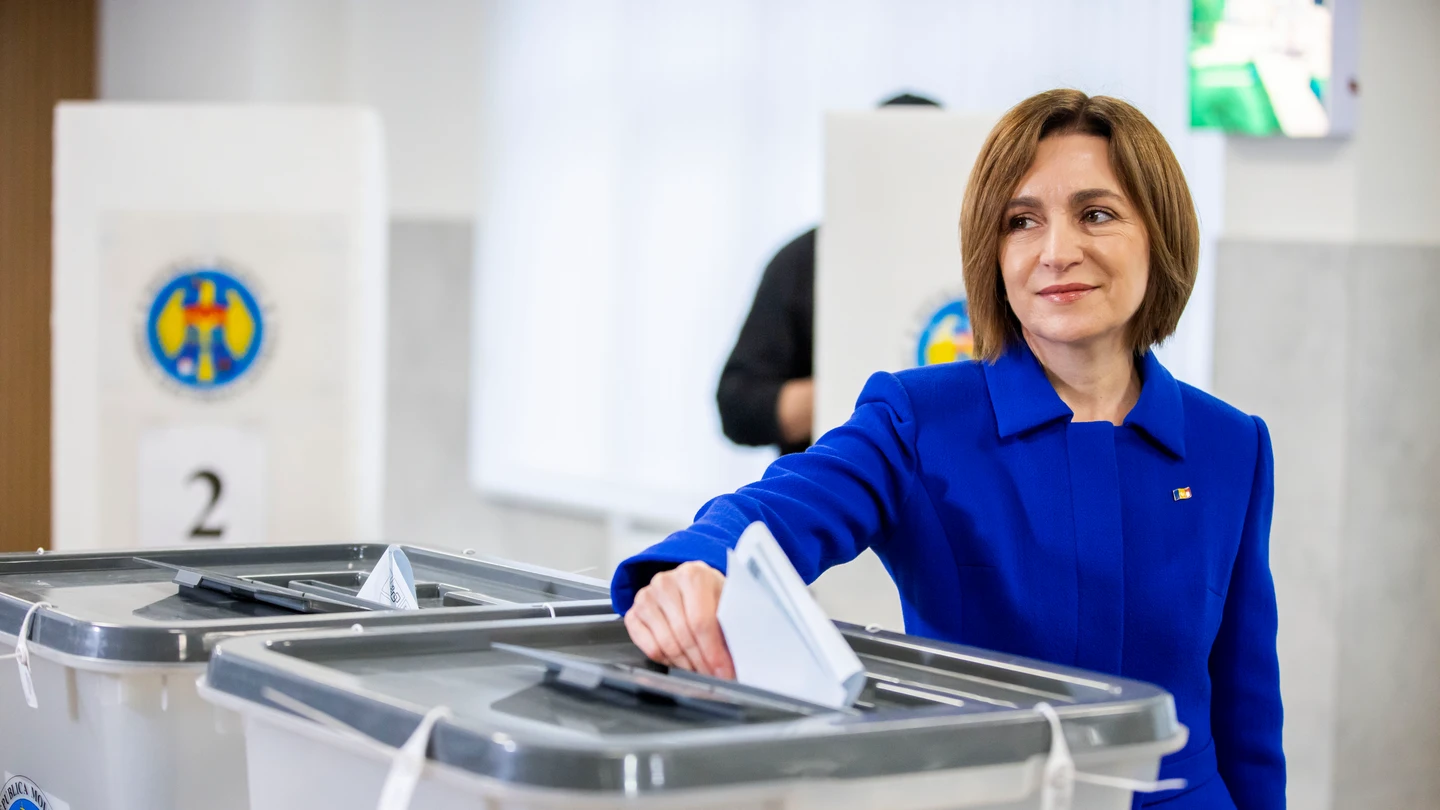 La presidenta de Moldavia, Maia Sandu, vota durante las elecciones celebradas en el país La presidenta de Moldavia, Maia Sandu, vota durante las elecciones celebradas en el país