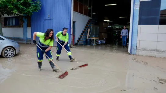 Limpieza en un polígono de Zaragoza tras las lluvias torrenciales Limpieza en un polígono de Zaragoza tras las lluvias torrenciales