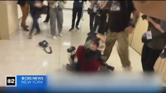 Golpeados mientras hacían su trabajo: así ataca el ICE a los periodistas fuera del tribunal de migración de Nueva York Golpeados mientras hacían su trabajo: así ataca el ICE a los periodistas fuera del tribunal de migración de Nueva York