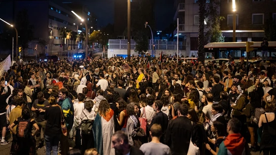 En Barcelona, una marcha de gente se ha formado espontáneamente y ha ido avanzando hasta el Consulado de Israel En Barcelona, una marcha de gente se ha formado espontáneamente y ha ido avanzando hasta el Consulado de Israel