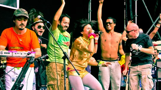 El grupo colombiano Bomba Estéreo durante su actuación en Sónar 2010. El grupo colombiano Bomba Estéreo durante su actuación en Sónar 2010.