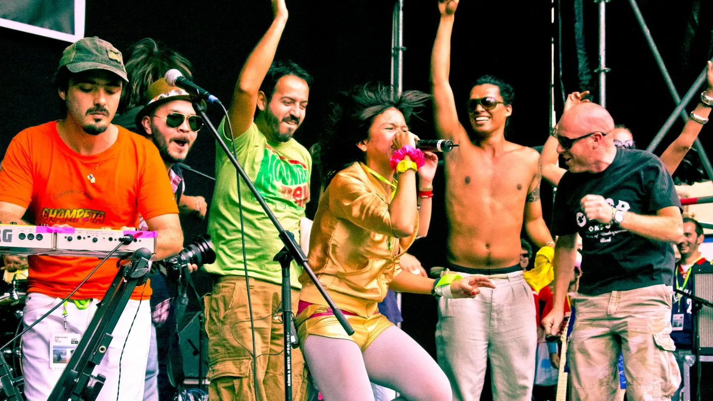 El grupo colombiano Bomba Estéreo durante su actuación en Sónar 2010. El grupo colombiano Bomba Estéreo durante su actuación en Sónar 2010.