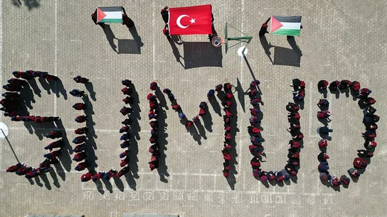 Estudiantes turcos representan un mural con la palabra 'sumud' en apoyo a la Flotilla. Estudiantes turcos representan un mural con la palabra 'sumud' en apoyo a la Flotilla.