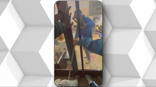 Un atracador fuera de sí, un cuchillo enorme y unos vecinos invencibles: así se evitó el robo de un estanco en Fuenlabrada (Madrid) Un atracador fuera de sí, un cuchillo enorme y unos vecinos invencibles: así se evitó el robo de un estanco en Fuenlabrada (Madrid)
