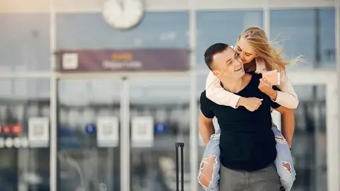 Pareja que se va de viaje Pareja que se va de viaje
