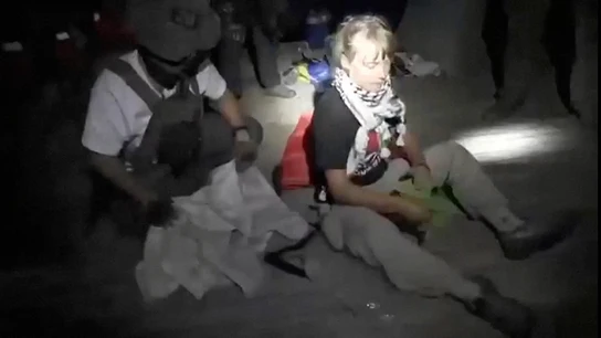 La activista sueca Greta Thunberg, sentada mientras las fuerzas de seguridad israelíes interceptan embarcaciones de la Flotilla Global Sumud La activista sueca Greta Thunberg, sentada mientras las fuerzas de seguridad israelíes interceptan embarcaciones de la Flotilla Global Sumud