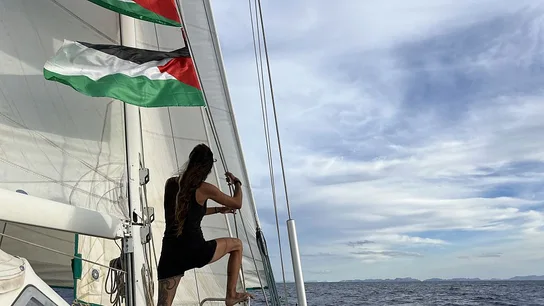 Una de las participantes de la Global Sumud Flotilla maneja la vela de su barco rumbo a Gaza. Una de las participantes de la Global Sumud Flotilla maneja la vela de su barco rumbo a Gaza.
