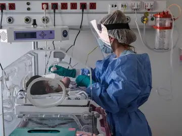 Recién nacido con COVID Recién nacido con COVID