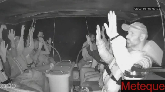 Una captura de pantalla de un video de la tripulación de un barco de la Flotilla Global Sumud con destino a Gaza tras ser interceptados por las fuerzas israelíes Una captura de pantalla de un video de la tripulación de un barco de la Flotilla Global Sumud con destino a Gaza tras ser interceptados por las fuerzas israelíes