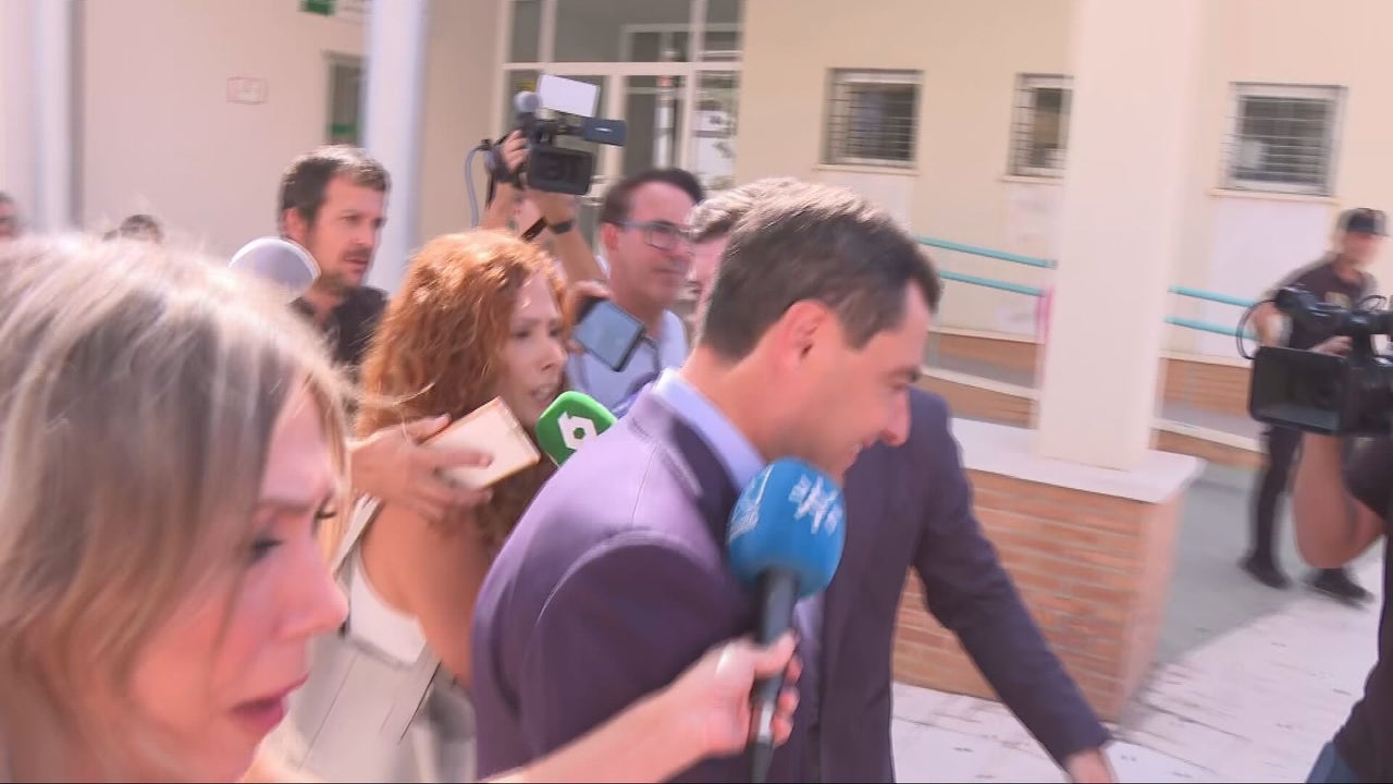 Juanma Moreno, a la carrera para eludir preguntas sobre el escándalo del cribado de cáncer de mama