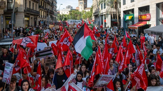 Decenas de personas durante una manifestación del sindicato de Estudiantes en apoyo al pueblo palestino, en Barcelona. Decenas de personas durante una manifestación del sindicato de Estudiantes en apoyo al pueblo palestino, en Barcelona.