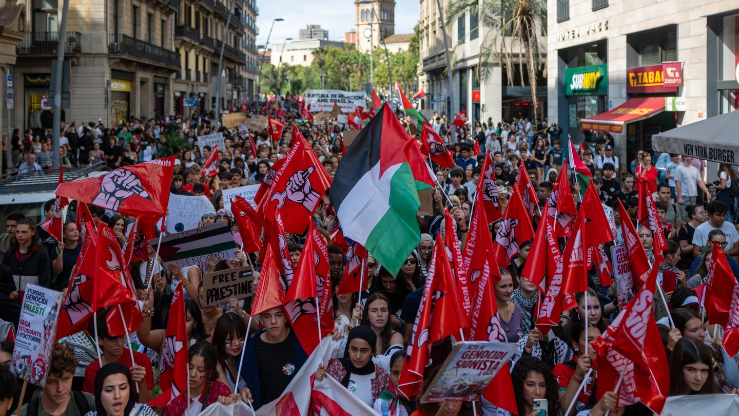 Decenas de personas durante una manifestación del sindicato de Estudiantes en apoyo al pueblo palestino, en Barcelona. Decenas de personas durante una manifestación del sindicato de Estudiantes en apoyo al pueblo palestino, en Barcelona.